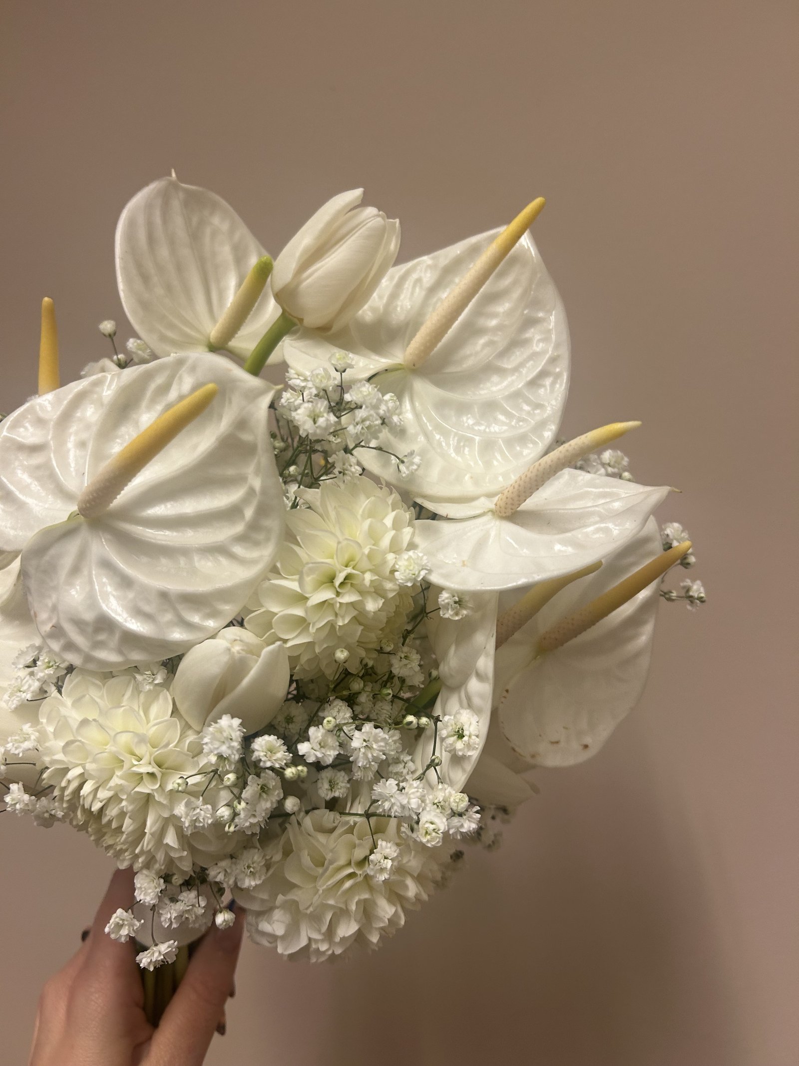 Brúðarvöndur með anthurium og dahlíum