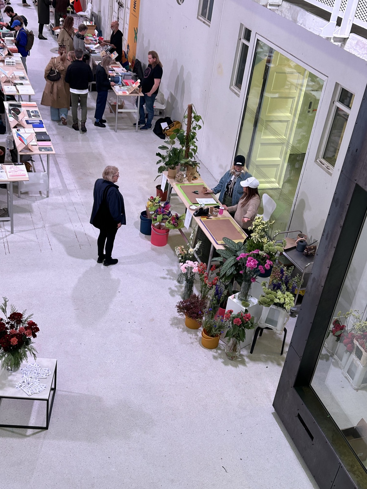Blómastandur á markaði með vöndum og pottaplöntum