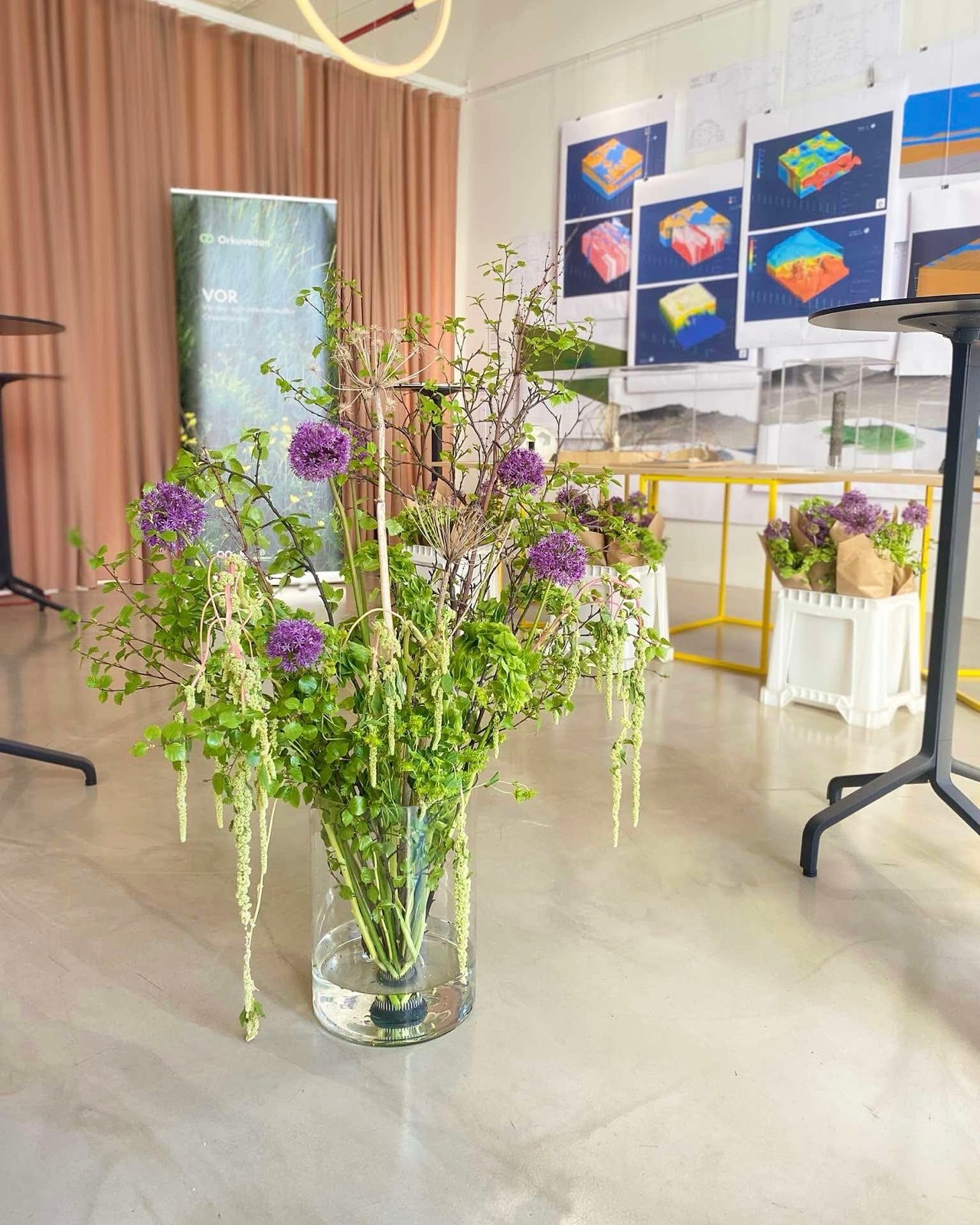 Blómaskreyting með villilauk og greinum á ráðstefnu